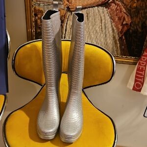 Elegant Stuart Weitzman Crocodile Pattern Rubber Rain/Snow Boots